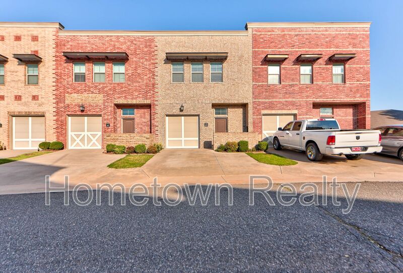 Edmond House: 459 S Fretz Avenue