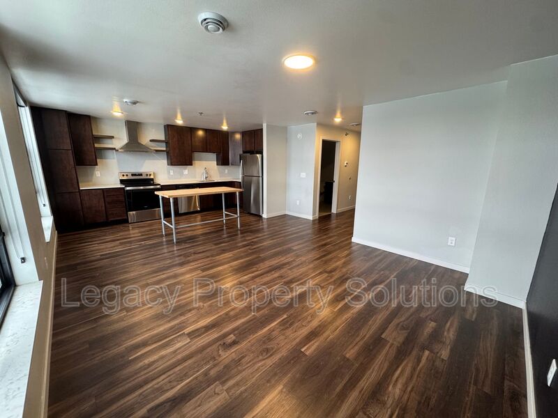 Bismarck House: 208 E Greenfield Ln