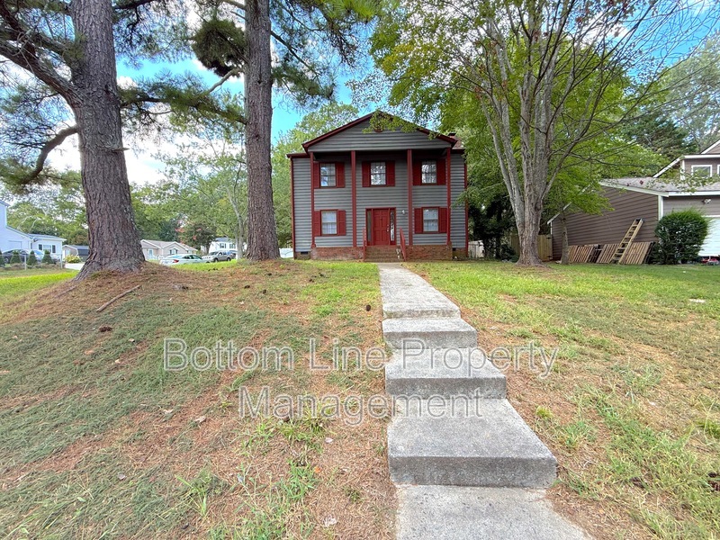 Charlotte House: 5301 Rolling Oak Ln