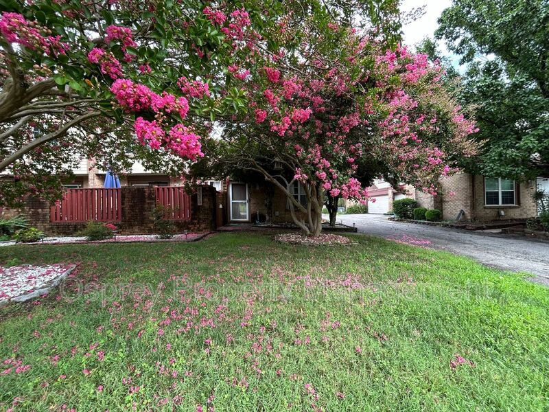 Introducing this fantastic townhome in the heart of Virginia Beach 