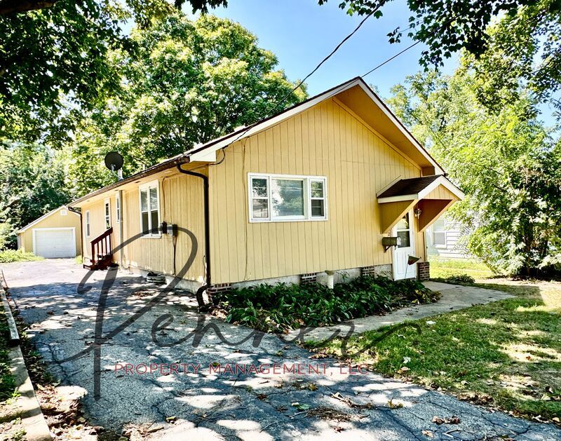 INDEPENDENCE House: 9623 E 9TH ST S