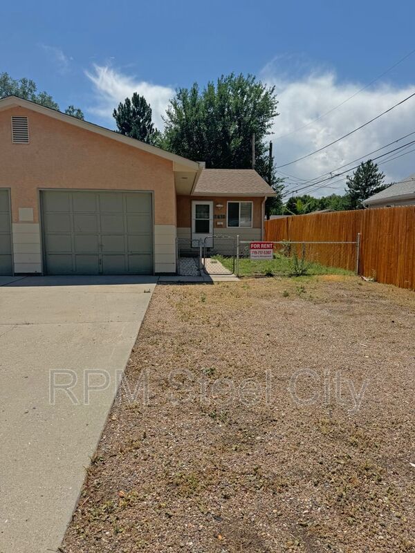 Pueblo House: 1608 - 1610 W Summit Ave