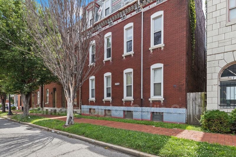 Saint Louis House: 1708 S Tucker Blvd