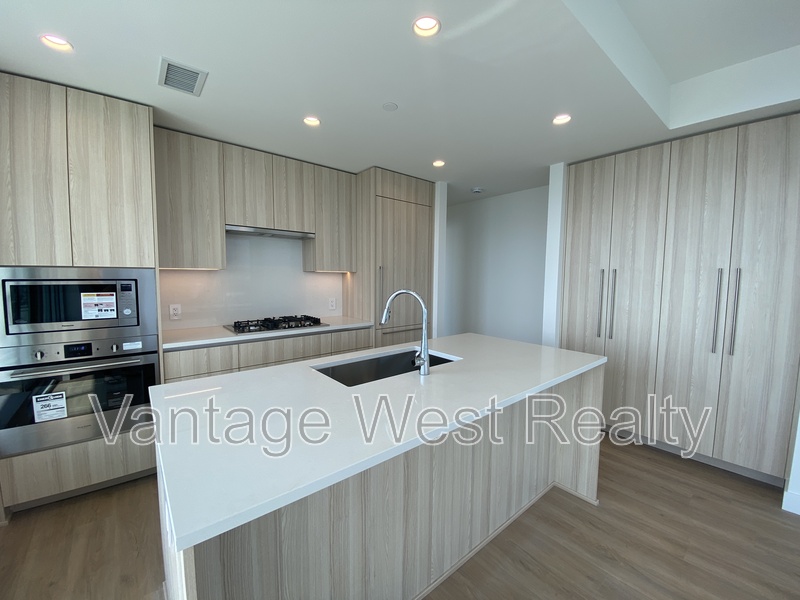 Kelowna Condo: 3004-1626 Water St