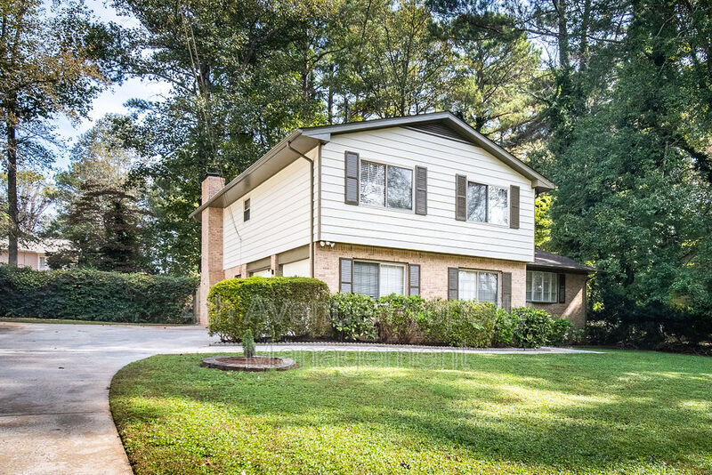 Duluth House: 2820 Meadow Lark Trail