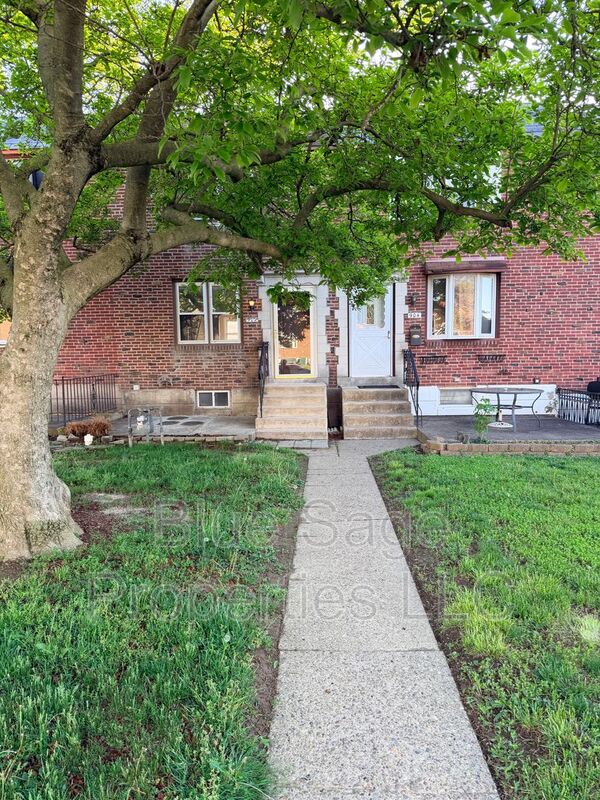 Glenolden Townhome: 902 Maple Ave