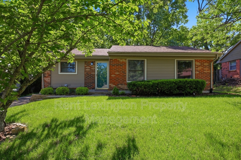 Lexington House: 3352 Featherston Dr