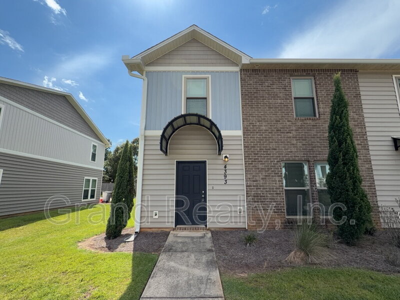 Pace Townhome: 4393 Village Oak Lane