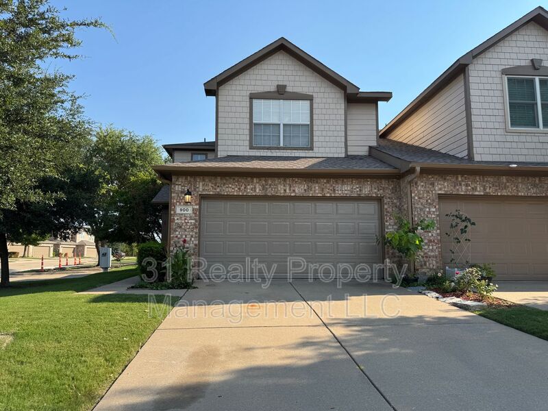 Plano House: 900 Englewood Ln