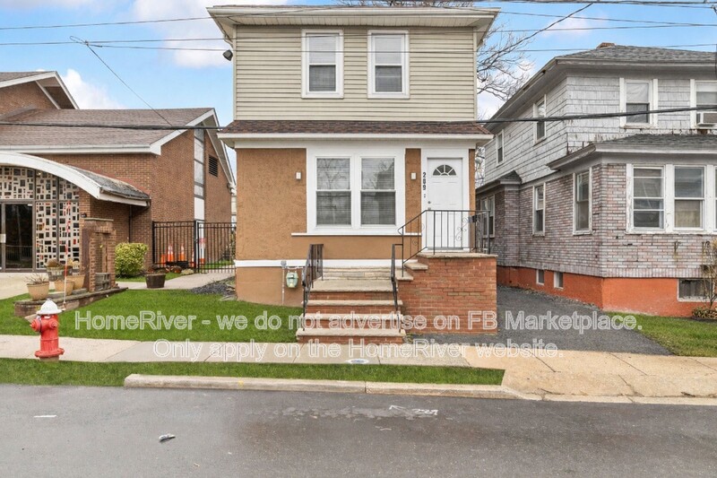 Vauxhall House: 289 Hilton Ave