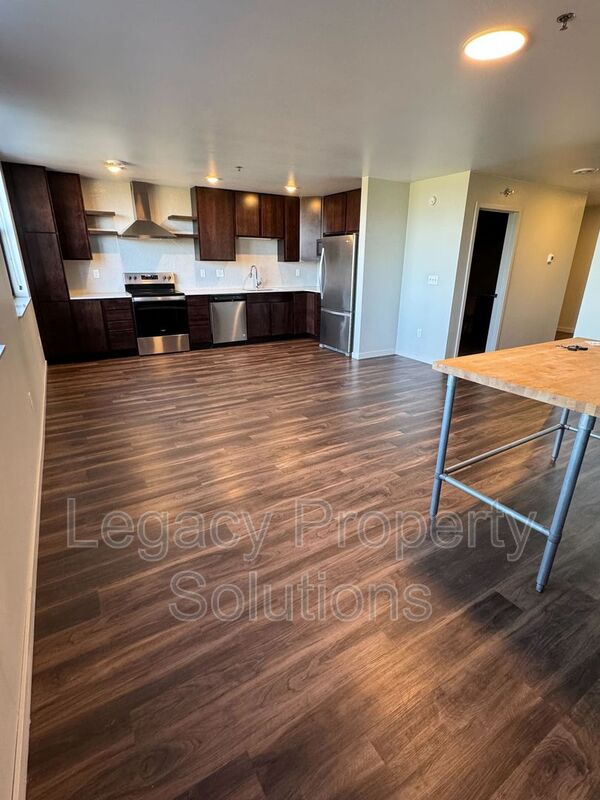 Bismarck House: 220 E Greenfield Ln