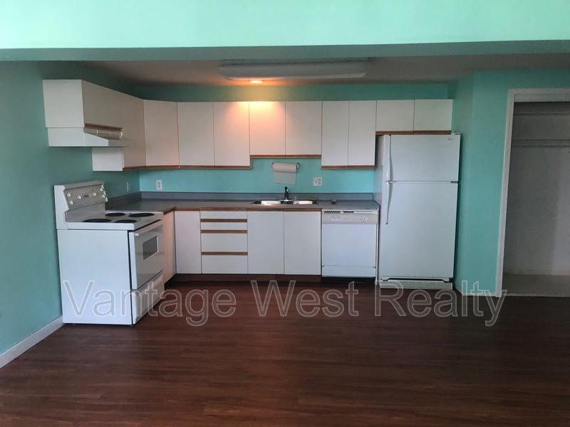 Kelowna House: 2433-B Sexsmith Rd