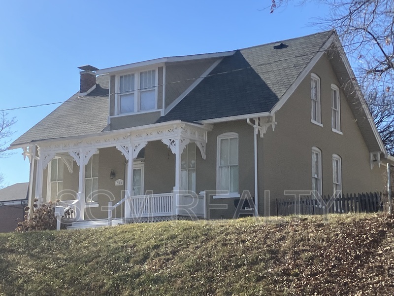 Belleville House: 721 S Church St