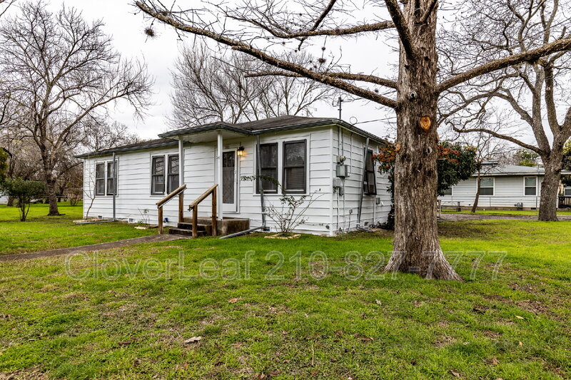 New Braunfels House: 295 N Peach Ave