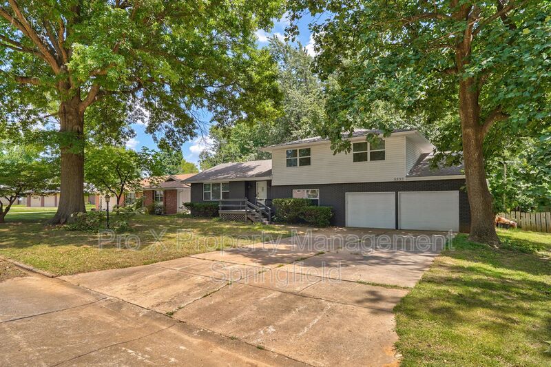 Springfield House: 3332 S Southlyn Pl