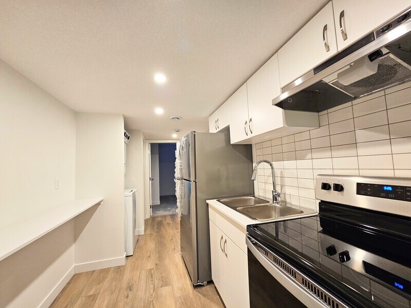 Edmonton House: 6355 King Wynd SW