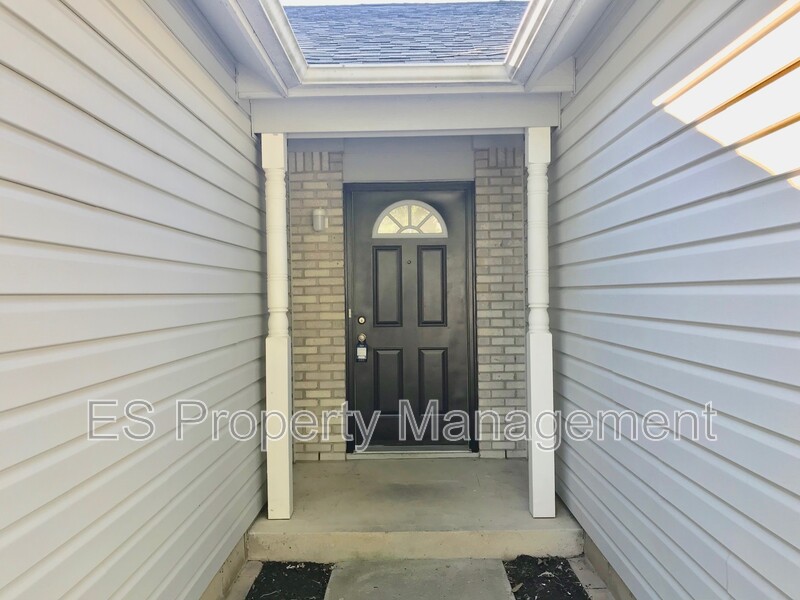 Stunning 3 Bedroom 2 Bathroom Brick Front Ranch Home in Warren! - Photo 3