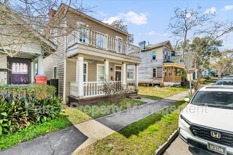 Savannah House: 513 E 33rd St