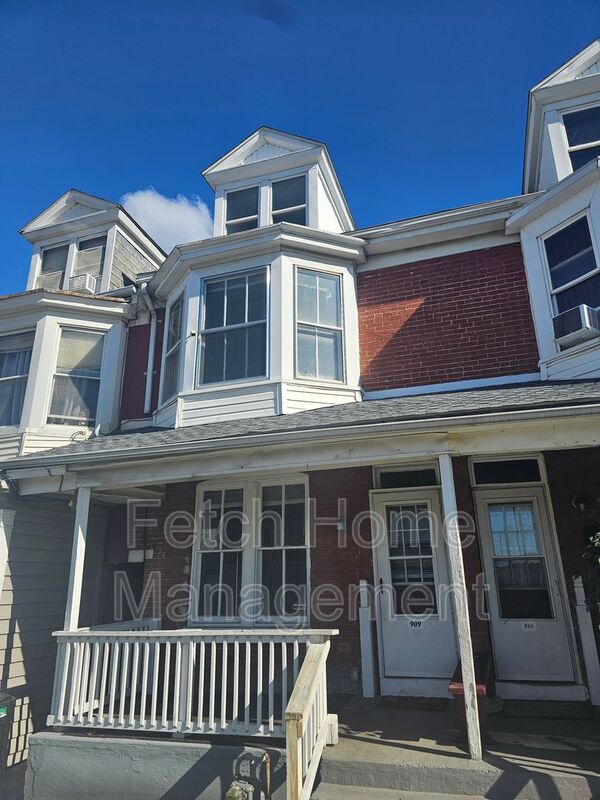 York House: 909 East Princess Street