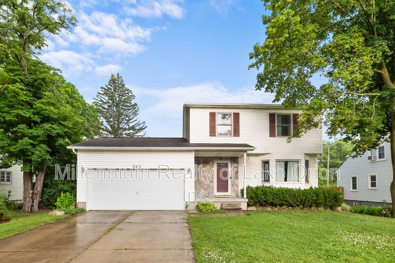 Lapeer House: 303 S Saginaw St