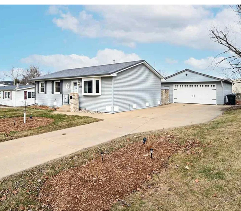 Cedar Rapids House: 5655 Cornell Street Southwest