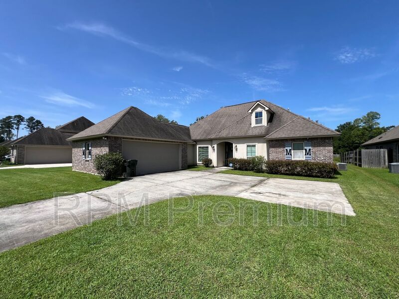 Prairieville House: 18063 River Landing Dr.