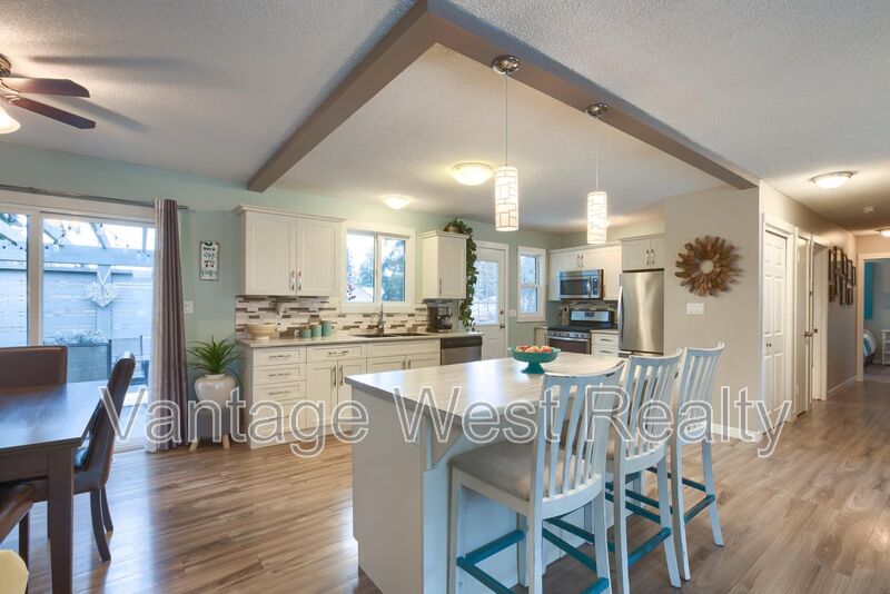 West Kelowna House: 3271a Mcmahon Rd