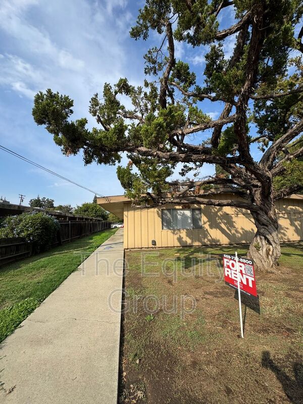 Visalia Condo: 1140 West Tulare Avenue