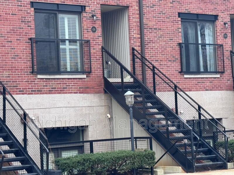 Royal Oak Condo: 674 W 11 Mile Rd 4B