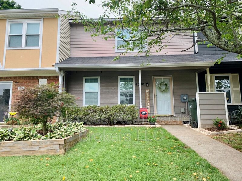 Kennesaw Townhome: 4000 Sand Wedge Circle