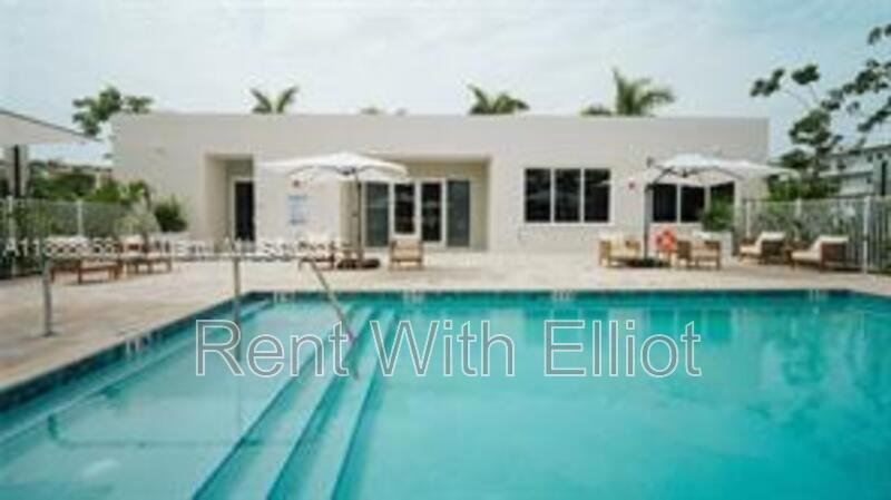 Dania Beach Townhome: 610 NE 2nd St