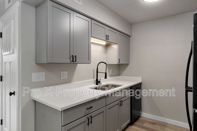 Springfield Condo: 2213 East Macs Court - 6