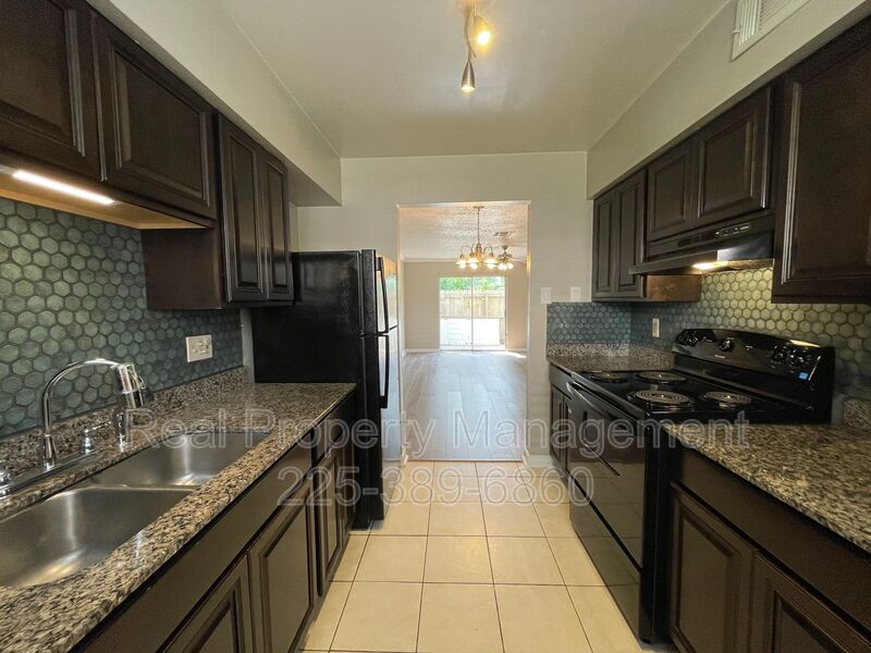 Gonzales Townhome: 920 W. Tony St.