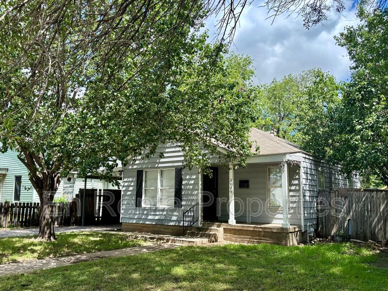 Fort Worth House: 3009 Honeysuckle Ave.