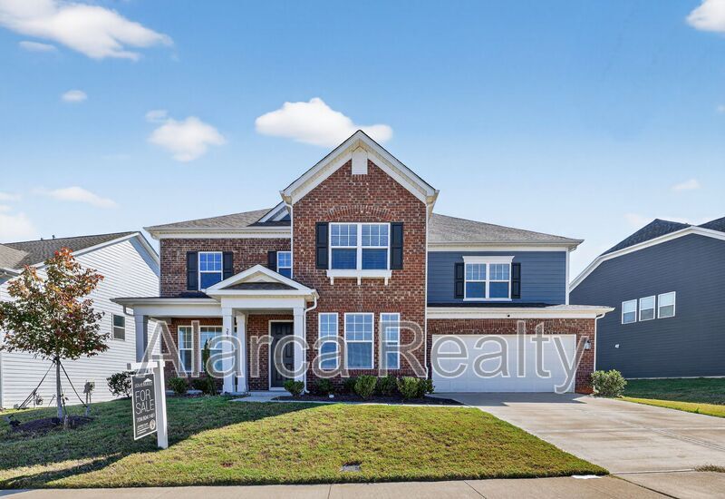 Mooresville House: 256 W Waterlynn Rd