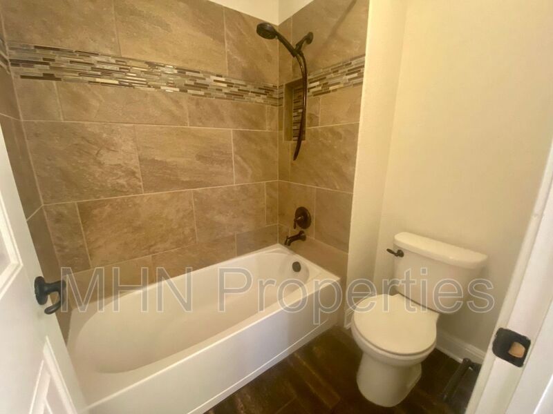 Luxurious 4 bed/3 bath in desirable gated community, Wortham Oaks, in North San Antonio. - Slider navigation 23