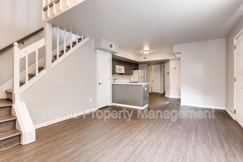 Aurora Condo: 909 South Dawson Way