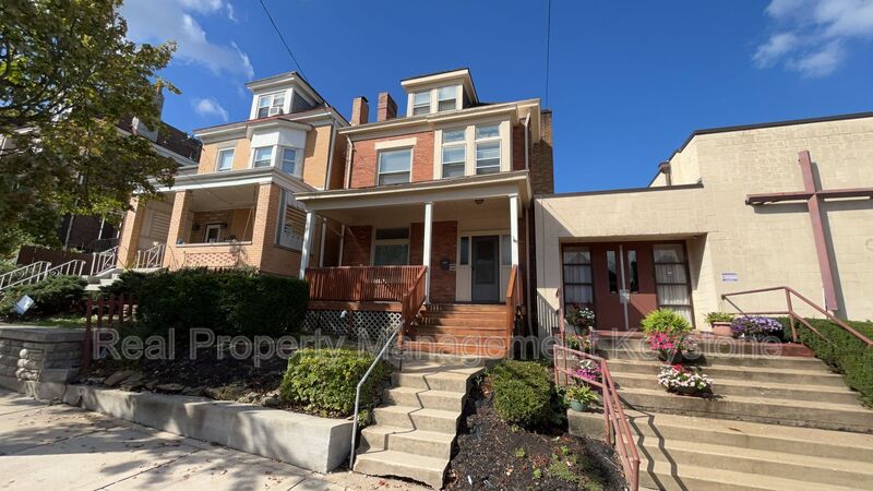 Pittsburgh House: 1122 Greenfield Avenue
