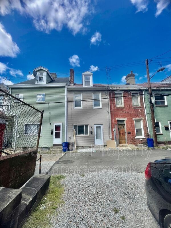 Pittsburgh House: 414 Orwell Way