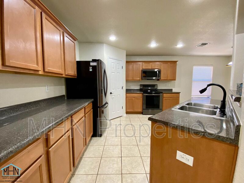 Spacious and Well Designed, 3bed/2.5 bath, located in the far Northeast just inside loop 1604! - Preview 8