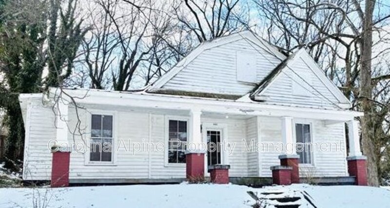 Statesville House: 443 W Bell St