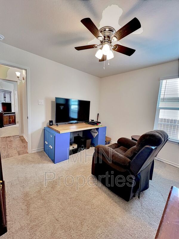 4 bed/2 bath beautiful newer built home located in Redbird Ranch! - Photo 13