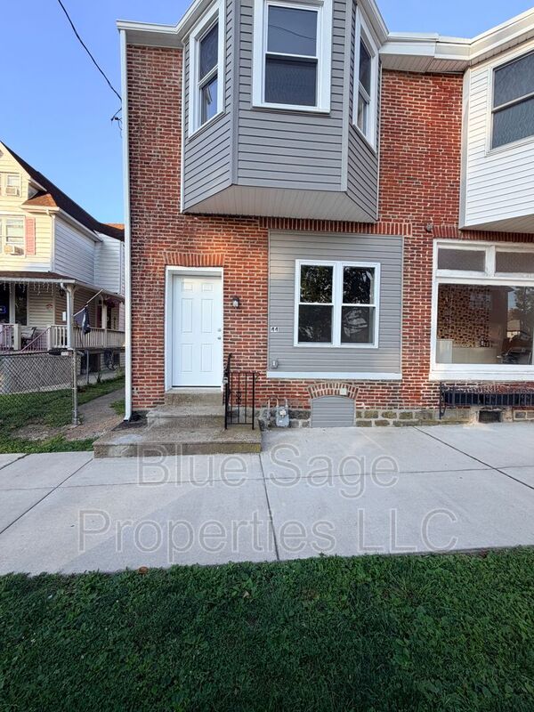 Norwood Townhome: 44 W Winona Ave