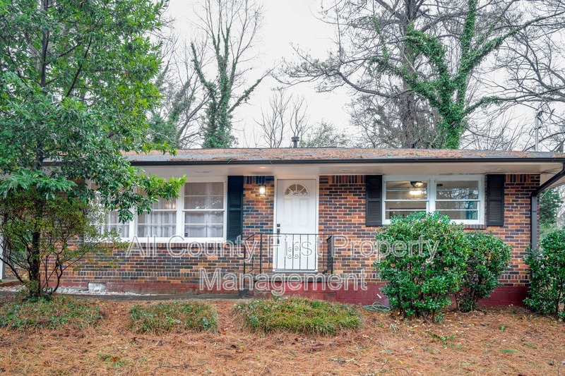Atlanta House: 1989 Wee Kirk Rd SE