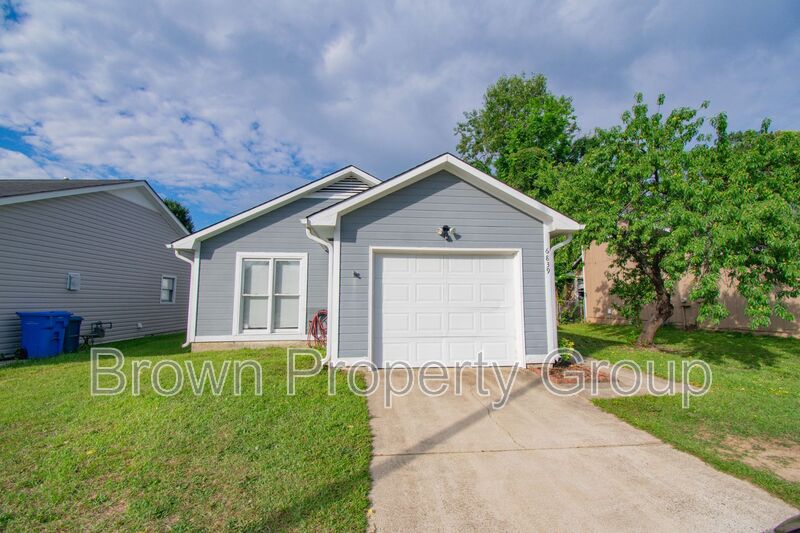 Fayetteville House: 6839 Shawcross Ln