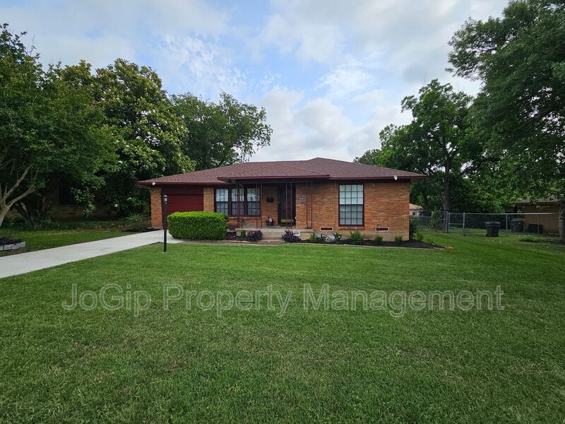 Dallas House: 2023 E Illinois Ave