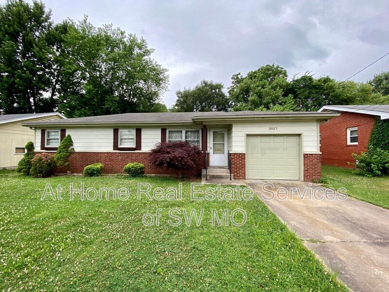 Springfield House: 2027 S Kentwood