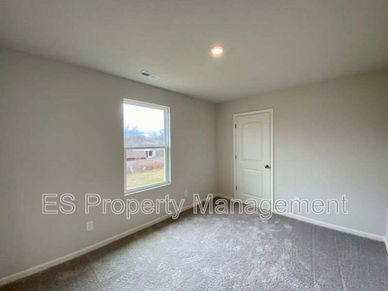 Fantastic 5 Bedroom 3 Bathroom in Muncie! - Photo 28