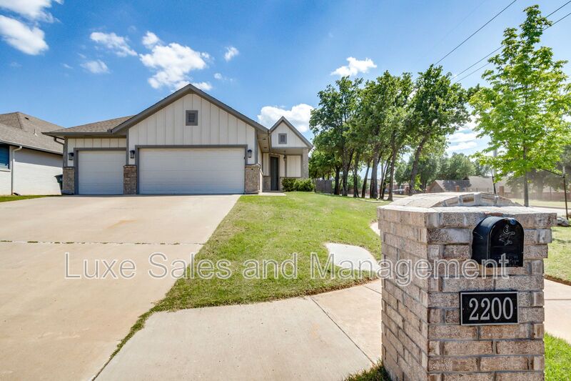 Edmond House: 2200 Alta Vista Ln