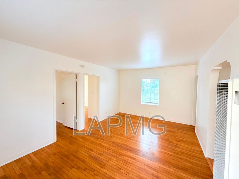 Venice House: 637 E. Rose Avenue